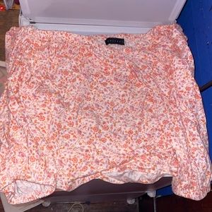 cropped long sleeve of the shoulder shirt. white with a lot of colorful details